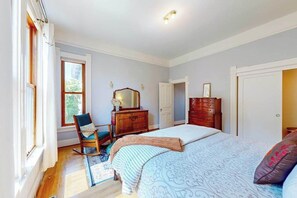 Desk, iron/ironing board, WiFi, bed sheets - Healdsburg Victorian Cottage on Vineyard Estate (Healdsburg)