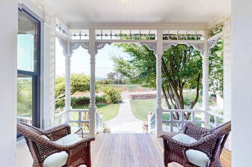 Healdsburg Victorian Cottage on Vineyard Estate