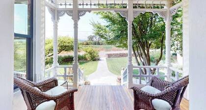 Healdsburg Victorian Cottage on Vineyard Estate