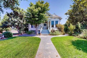 Exterior - Healdsburg Victorian Cottage on Vineyard Estate (Healdsburg)