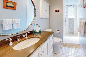Shower, hair dryer, towels, shampoo - Healdsburg Victorian Cottage on Vineyard Estate (Healdsburg)