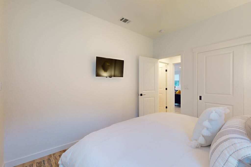 Desk, WiFi, bed sheets