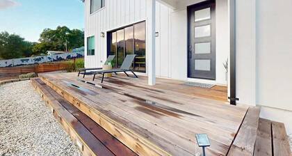 Glen Ellen Dog-Friendly Hillside Retreat with Hot Tub & Valley Views