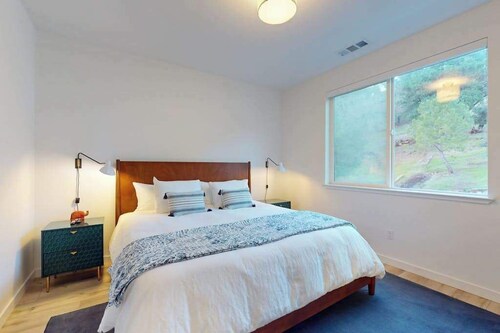 Chardonnay Getaway - Glen Ellen Dog-Friendly Hillside Retreat with Hot Tub & Valley Views