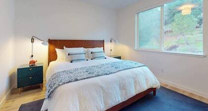 Chardonnay Getaway - Glen Ellen Dog-Friendly Hillside Retreat with Hot Tub & Valley Views