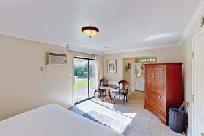 Desk, iron/ironing board, Internet, bed sheets - Napa Silverado Resort Studio with Golf Course & Atlas Peak Views (Napa)