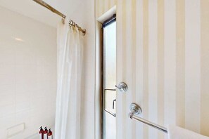 Shower, hair dryer, towels, shampoo - Napa Silverado Resort Studio with Golf Course & Atlas Peak Views (Napa)
