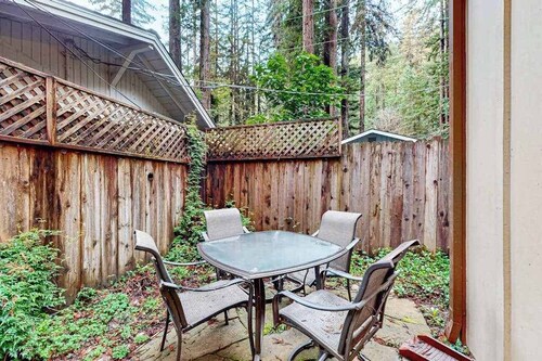 Rio Nido Dog-Friendly Redwood Canyon Cabin with Fenced Yard