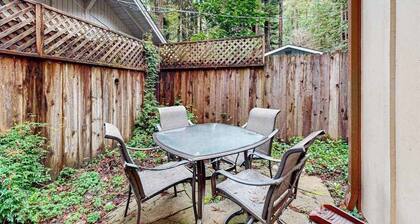 Rio Nido Dog-Friendly Redwood Canyon Cabin with Fenced Yard