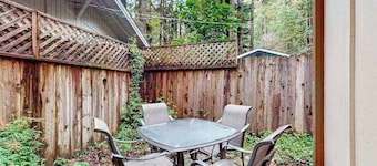 Rio Nido Dog-Friendly Redwood Canyon Cabin with Fenced Yard