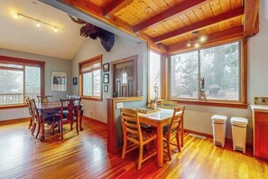 Dining - Jenner Oceanview Sonoma Coast Retreat near Fort Ross State Park (Jenner)