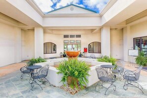 Outdoor dining - Napa Silverado Connected Condo with Pool Access (Napa)
