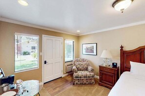 Desk, iron/ironing board, Internet, bed sheets - Napa Silverado Connected Condo with Pool Access (Napa)