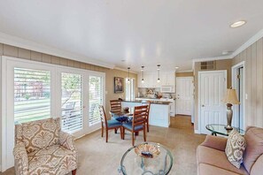 TV, fireplace, offices - Napa Silverado Connected Condo with Pool Access (Napa)