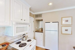 Fridge, microwave, oven, stovetop - Napa Silverado Connected Condo with Pool Access (Napa)