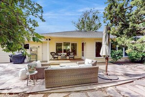 Terrace/patio - Santa Rosa Renovated Home with Fireplace & Private Patio (Santa Rosa)