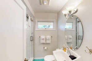 Shower, hair dryer, towels, shampoo - Santa Rosa Renovated Home with Fireplace & Private Patio (Santa Rosa)