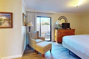 Iron/ironing board, Internet, bed sheets - Napa Silverado Condo with Golf Course Views, Fireplace & Pool (Napa)