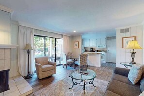 TV, fireplace - Napa Silverado Condo with Golf Course Views, Fireplace & Pool (Napa)