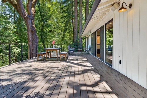 Glen Ellen Contemporary Forest Retreat with Private Hot Tub