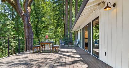 Glen Ellen Contemporary Forest Retreat with Private Hot Tub