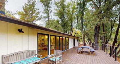 Glen Ellen Contemporary Forest Retreat with Private Hot Tub