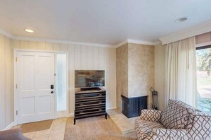 TV, fireplace, offices - Napa Silverado Golf Course Condos with Pool (Napa)