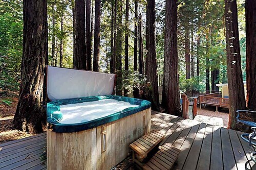 Cazadero 2BR cabin on 3 gated acres — private hot tub, dogs welcome