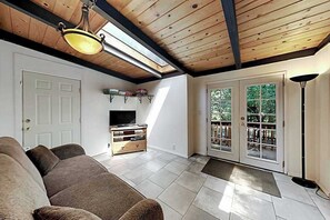 TV, fireplace, DVD player, offices - Cazadero Wagging Woods | 3 Gated Acres | Private Hot Tub | Dog-Friendly (Cazadero)