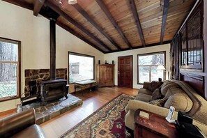 TV, fireplace, DVD player, offices - Cazadero Wagging Woods | 3 Gated Acres | Private Hot Tub | Dog-Friendly (Cazadero)