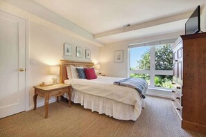 Escrivaninha, ferros/tábuas de passar roupa, Wi-Fi, roupa de cama