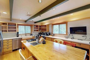 Fridge, microwave, oven, stovetop - Glen Ellen Heated Pool Estate on 5 Secluded Acres (Glen Ellen)