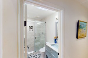 Shower, hair dryer, towels, shampoo - Glen Ellen Heated Pool Estate on 5 Secluded Acres (Glen Ellen)
