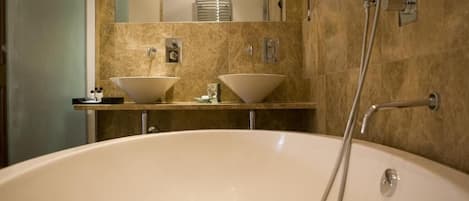 Articles de toilette (gratuits), séchoir à cheveux, peignoirs