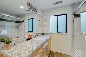 Shower, hair dryer, towels, shampoo - Sebastopol Forest Retreat with Creek Trail (Sebastopol)