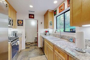 Fridge, microwave, oven, stovetop - Sebastopol Forest Retreat with Creek Trail (Sebastopol)