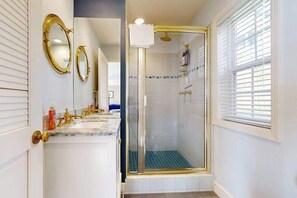 Shower, towels, shampoo