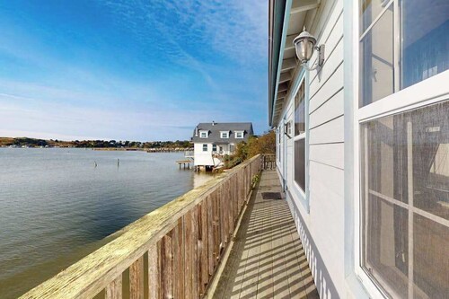 Bodega Bay Waterfront Studio Cottage on Stilts with Fireplace