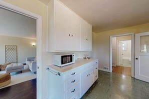 Interior - Healdsburg Fitch Mountain Hot Tub Cottage (Healdsburg)