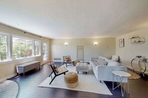 Fireplace, offices - Healdsburg Fitch Mountain Hot Tub Cottage (Healdsburg)