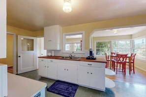 Fridge, microwave, oven, stovetop - Healdsburg Fitch Mountain Hot Tub Cottage (Healdsburg)