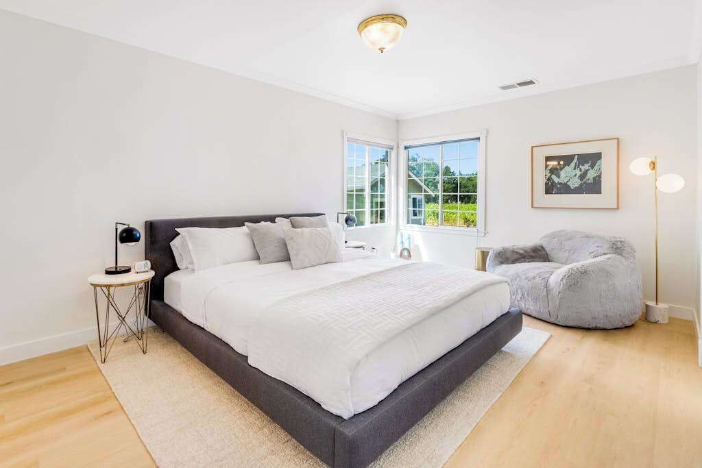 Desk, iron/ironing board, WiFi, bed sheets