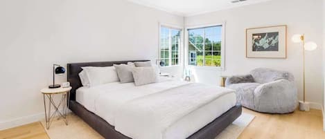 Desk, iron/ironing board, WiFi, bed sheets
