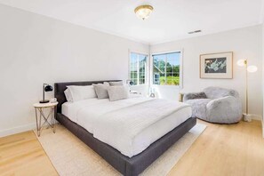 Desk, iron/ironing board, WiFi, bed sheets - Healdsburg Vineyard Farmhouse with Game Barn (Healdsburg)