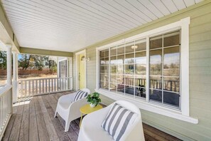 Terrace/patio - Healdsburg Vineyard Farmhouse with Game Barn (Healdsburg)