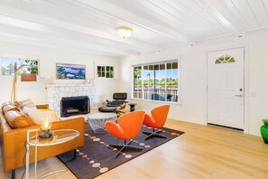 Interior - Healdsburg Vineyard Farmhouse with Game Barn (Healdsburg)