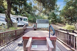 Property grounds - Cloverdale Hillside Lodge on 7 Wooded Acres (Cloverdale)