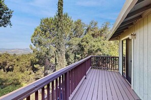 Property grounds - Cloverdale Hillside Lodge on 7 Wooded Acres (Cloverdale)