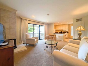 TV, fireplace, offices - Napa Silverado Resort Condo near Pool and Wineries (Napa)