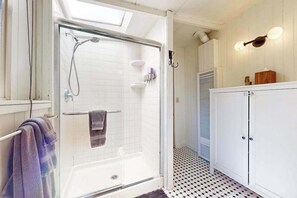 Dusche, Haartrockner, Handtücher, Shampoo